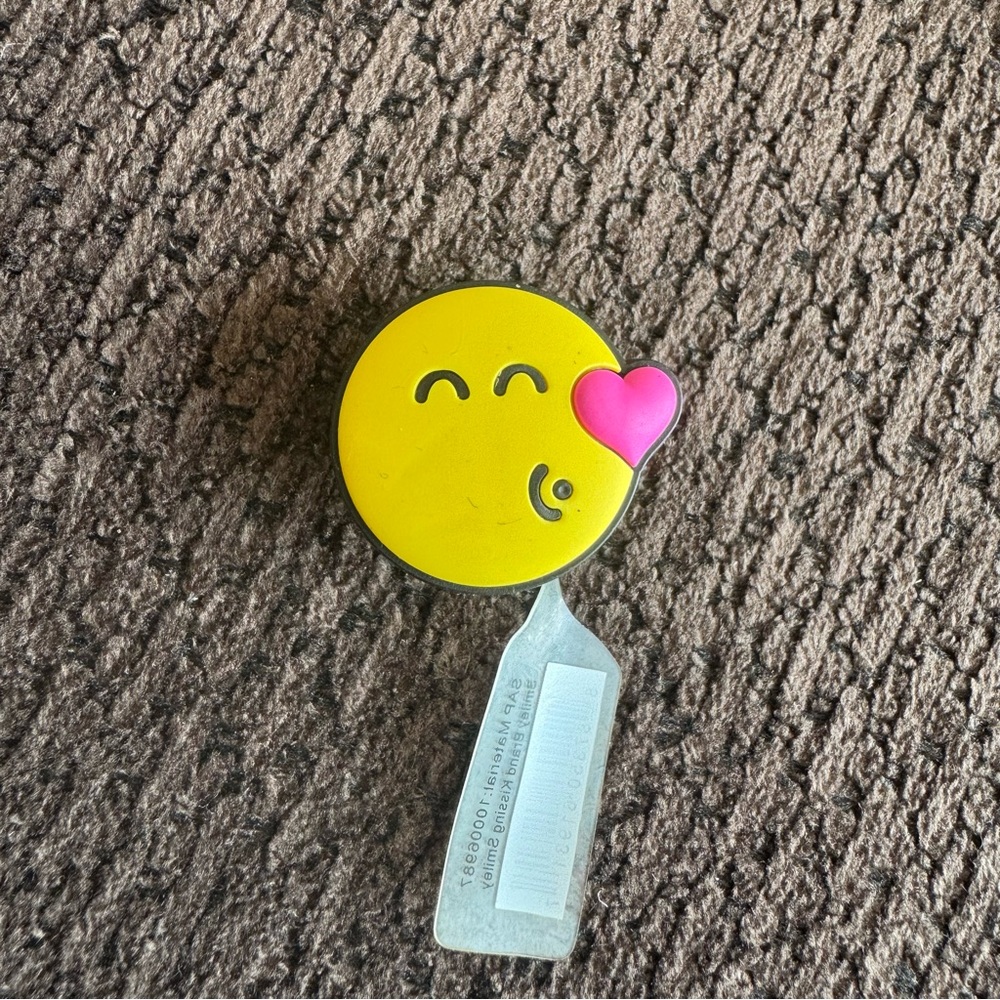 Kiss Emoji Croc jibbitz